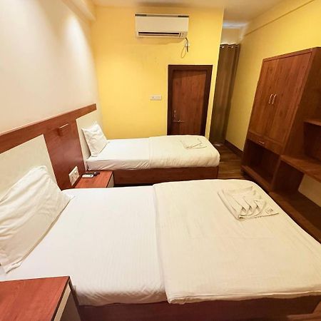 Shivam Hotel Varanasi - Near Kashi Vishwanath Temple With Parking And Lift Esterno foto