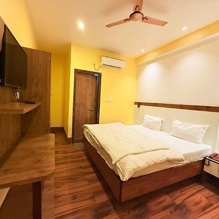 Shivam Hotel Varanasi - Near Kashi Vishwanath Temple With Parking And Lift Esterno foto