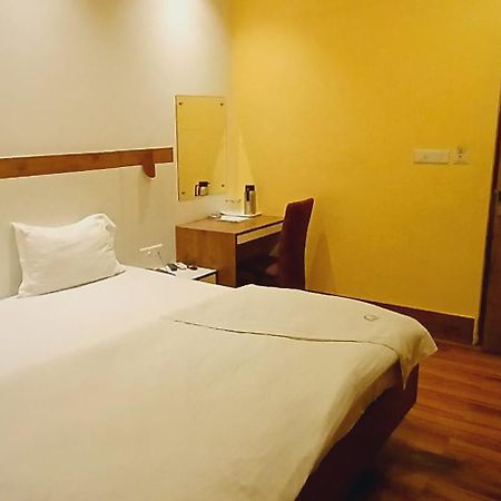 Shivam Hotel Varanasi - Near Kashi Vishwanath Temple With Parking And Lift Esterno foto