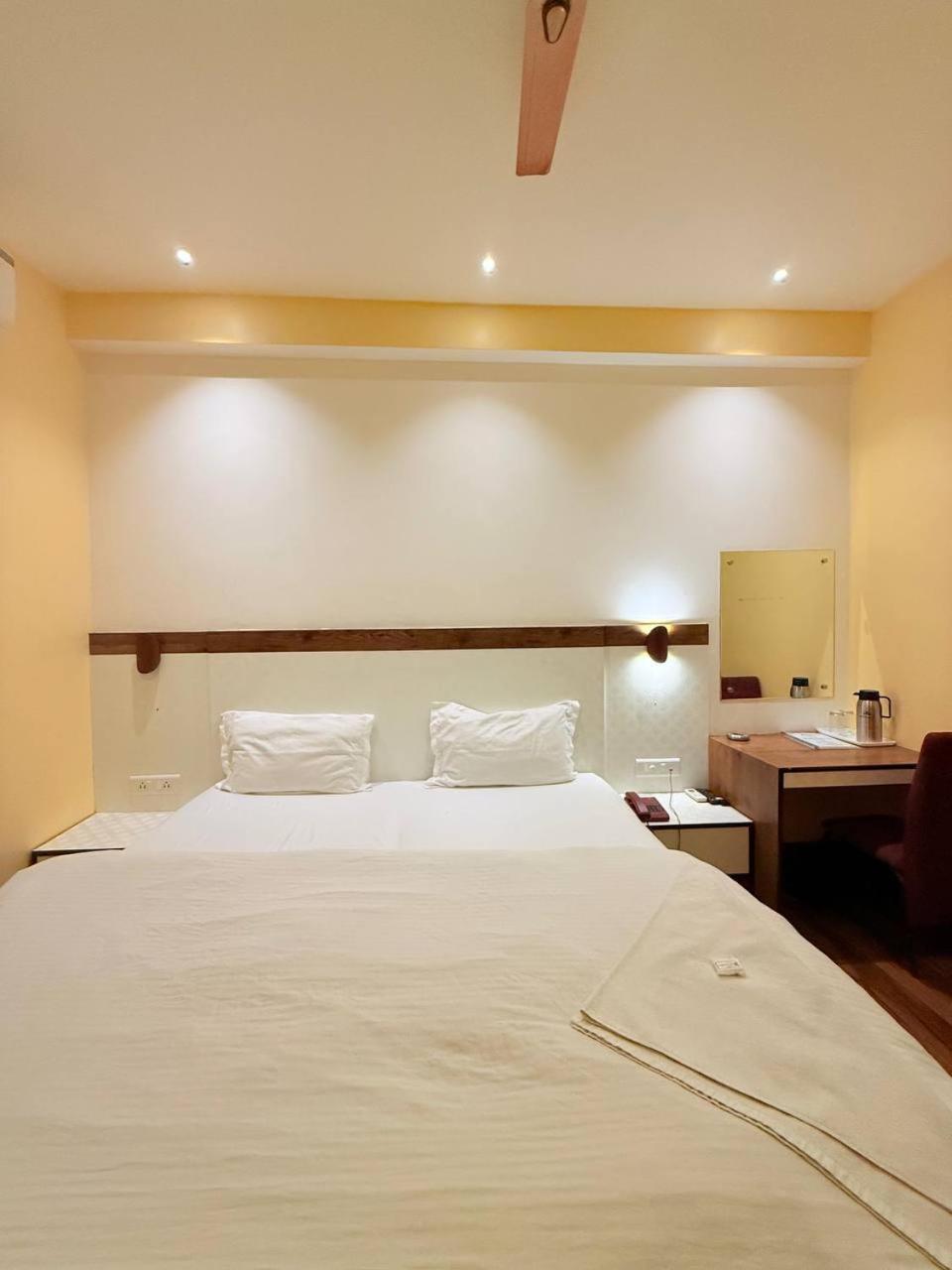 Shivam Hotel Varanasi - Near Kashi Vishwanath Temple With Parking And Lift Esterno foto