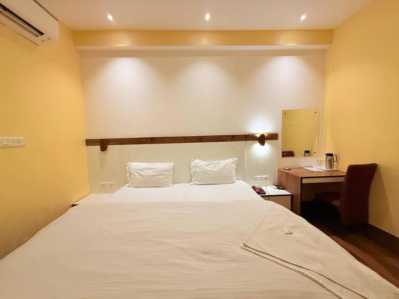 Shivam Hotel Varanasi - Near Kashi Vishwanath Temple With Parking And Lift Esterno foto