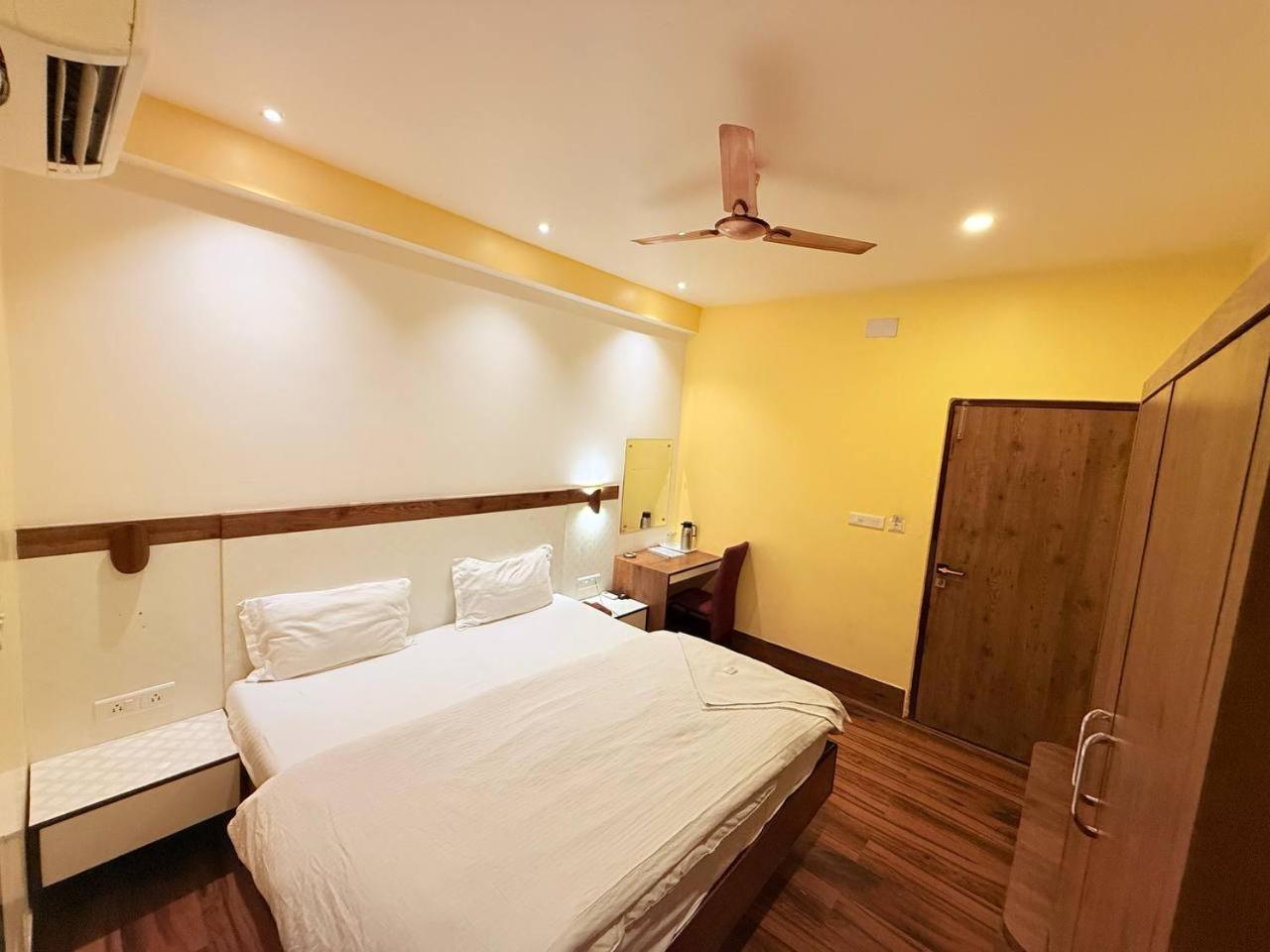 Shivam Hotel Varanasi - Near Kashi Vishwanath Temple With Parking And Lift Esterno foto