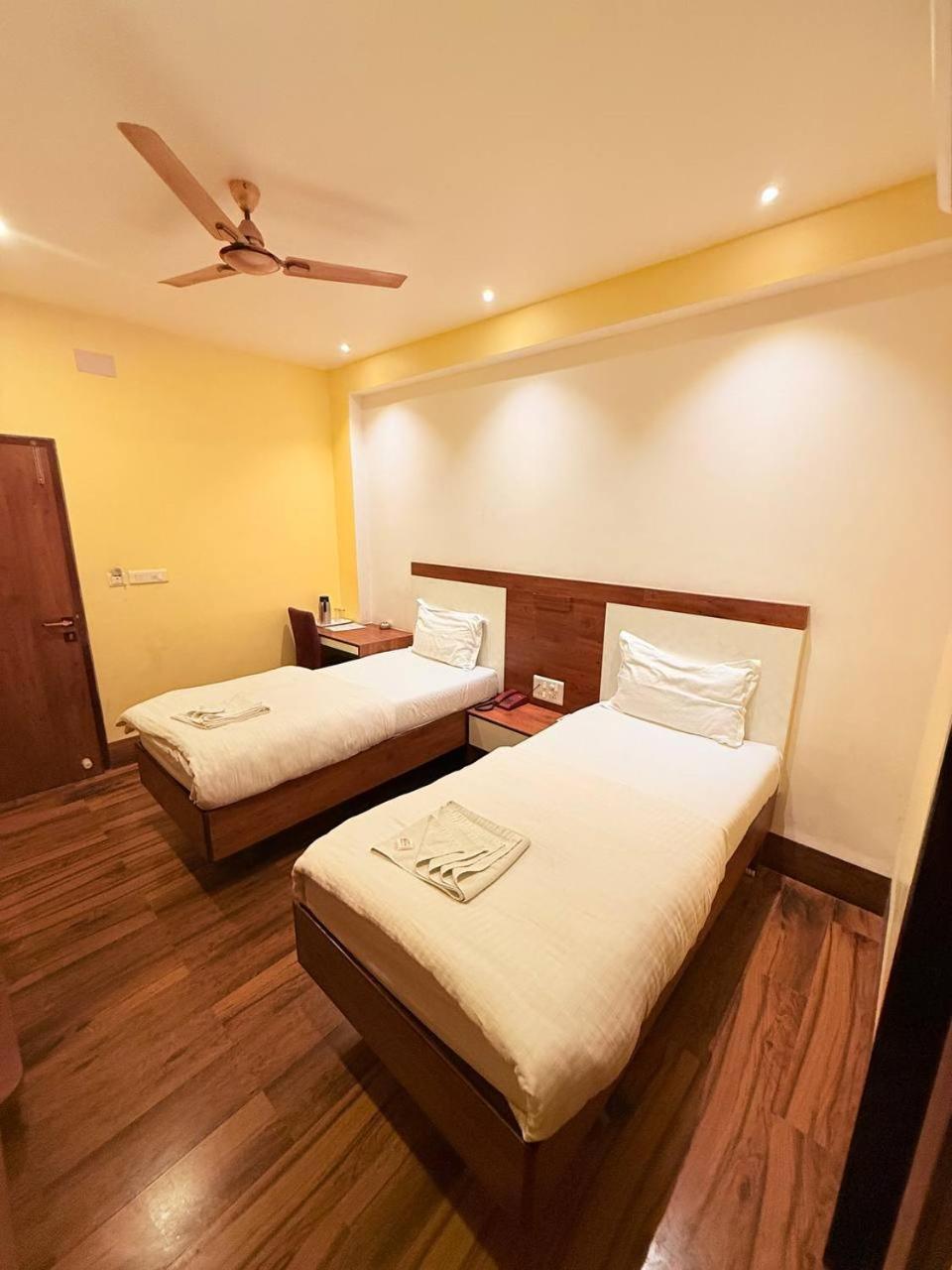 Shivam Hotel Varanasi - Near Kashi Vishwanath Temple With Parking And Lift Esterno foto