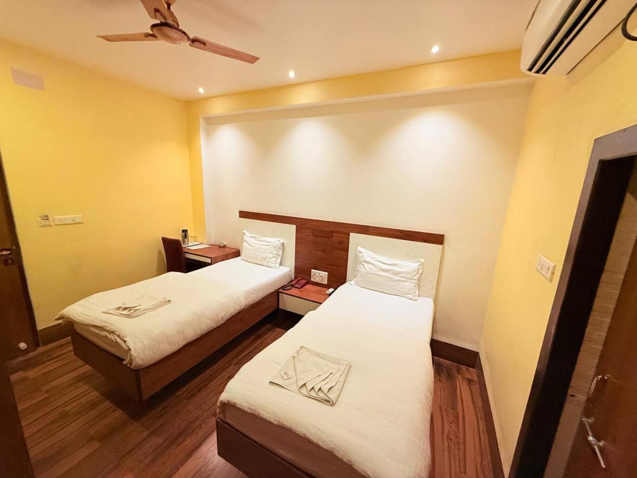 Shivam Hotel Varanasi - Near Kashi Vishwanath Temple With Parking And Lift Esterno foto