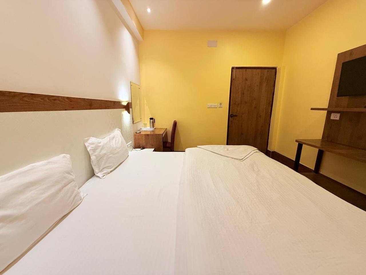 Shivam Hotel Varanasi - Near Kashi Vishwanath Temple With Parking And Lift Esterno foto