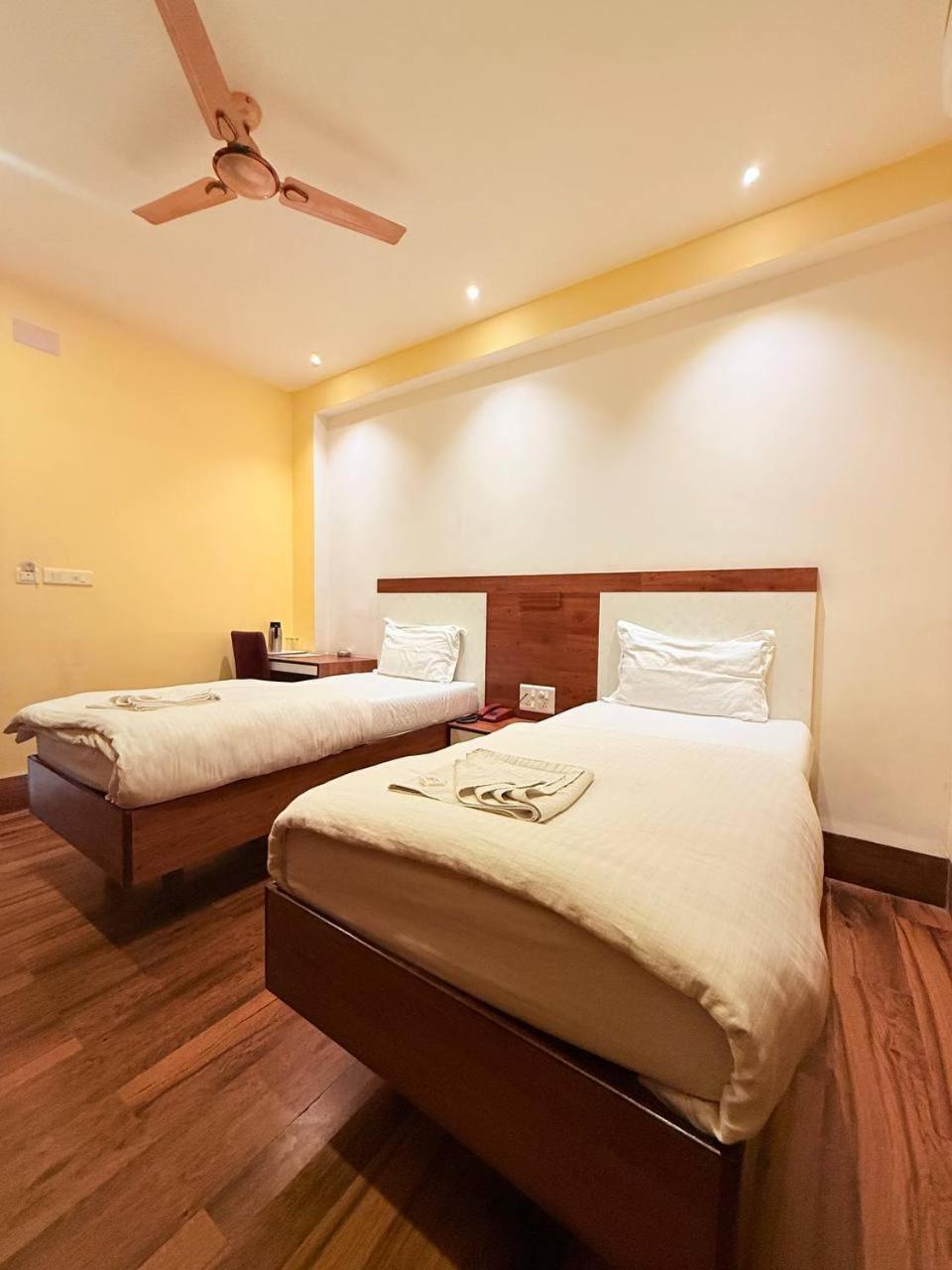 Shivam Hotel Varanasi - Near Kashi Vishwanath Temple With Parking And Lift Esterno foto
