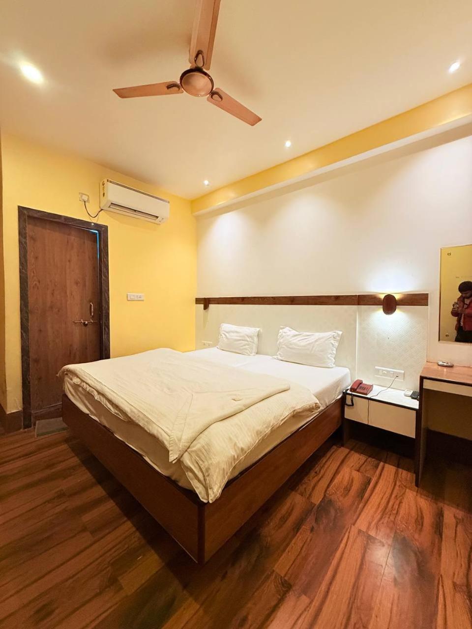 Shivam Hotel Varanasi - Near Kashi Vishwanath Temple With Parking And Lift Esterno foto