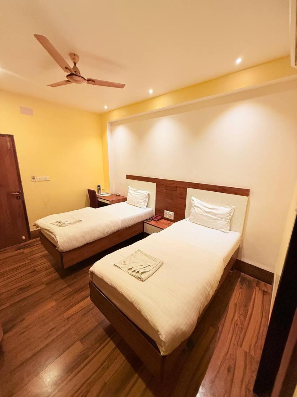 Shivam Hotel Varanasi - Near Kashi Vishwanath Temple With Parking And Lift Esterno foto