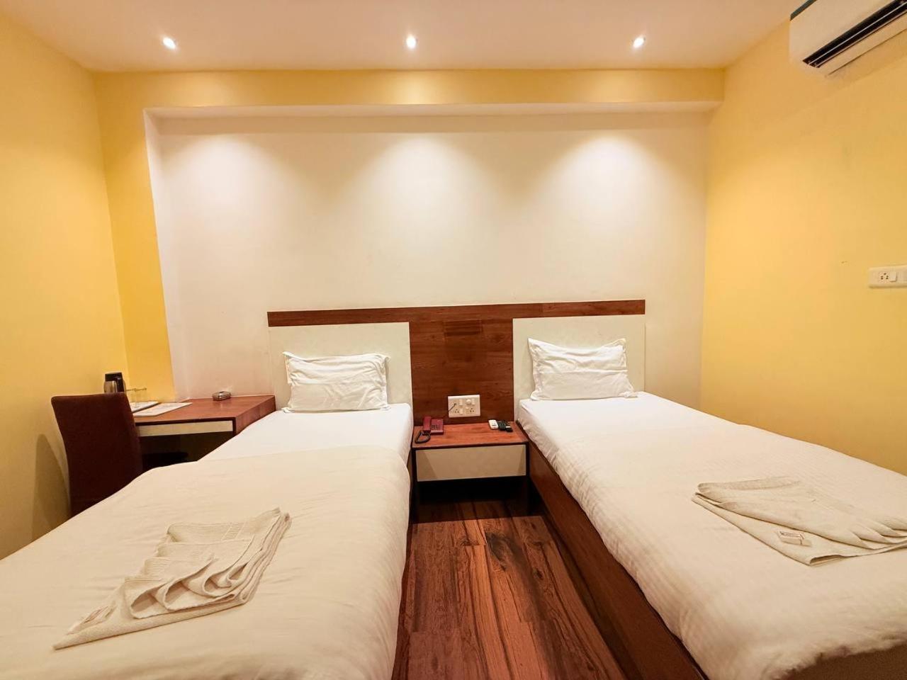 Shivam Hotel Varanasi - Near Kashi Vishwanath Temple With Parking And Lift Esterno foto