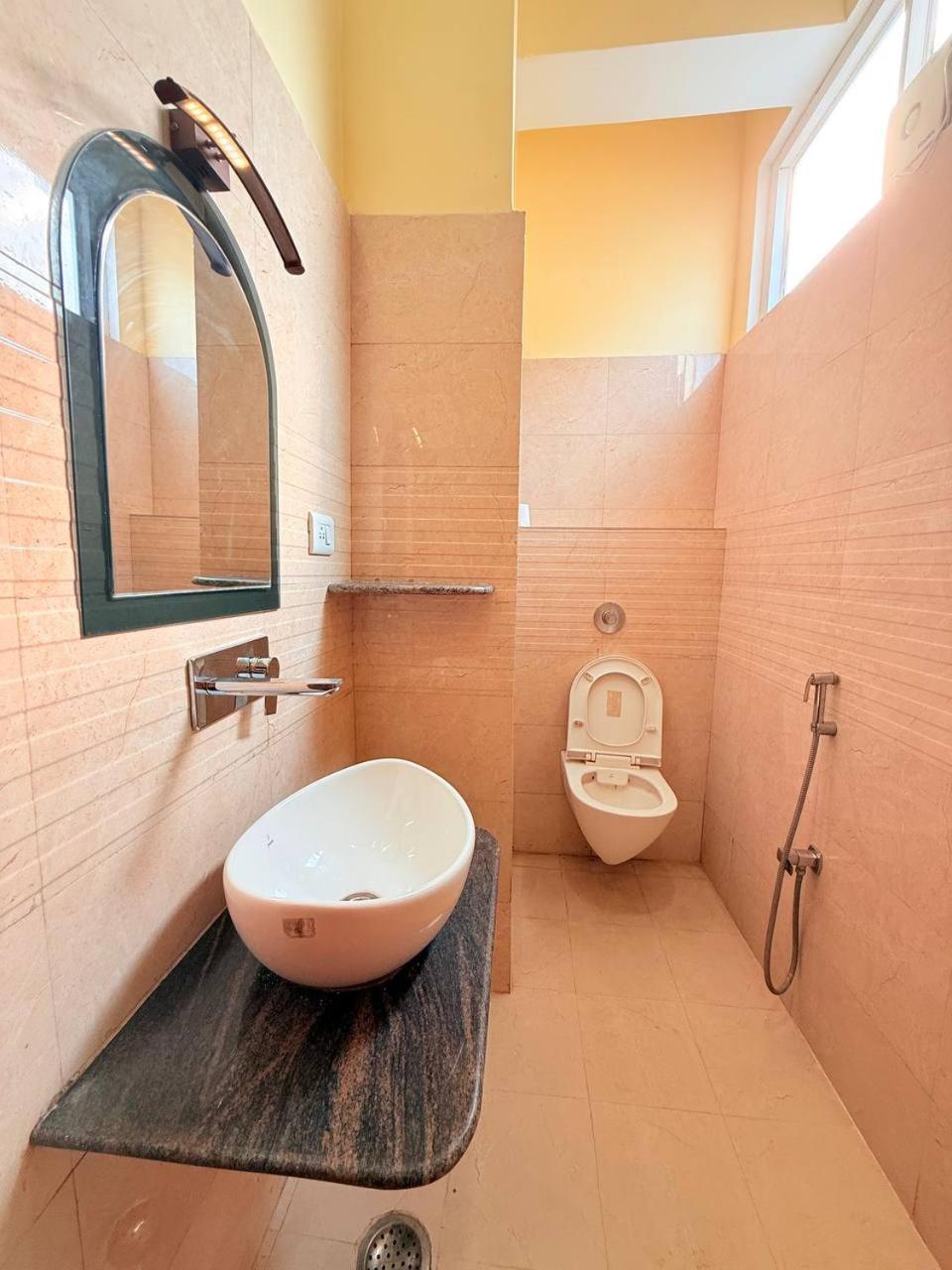 Shivam Hotel Varanasi - Near Kashi Vishwanath Temple With Parking And Lift Esterno foto