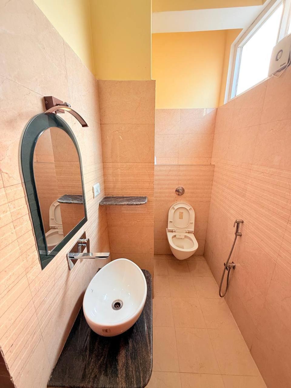 Shivam Hotel Varanasi - Near Kashi Vishwanath Temple With Parking And Lift Esterno foto