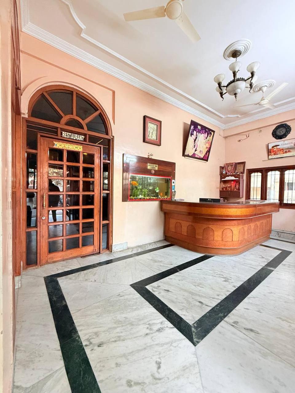 Shivam Hotel Varanasi - Near Kashi Vishwanath Temple With Parking And Lift Esterno foto