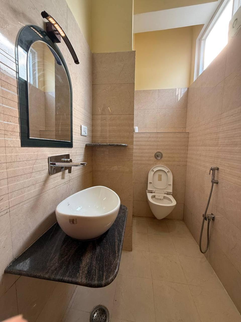 Shivam Hotel Varanasi - Near Kashi Vishwanath Temple With Parking And Lift Esterno foto