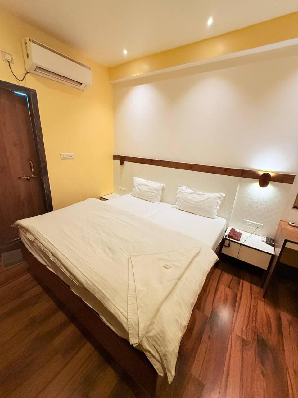 Shivam Hotel Varanasi - Near Kashi Vishwanath Temple With Parking And Lift Esterno foto