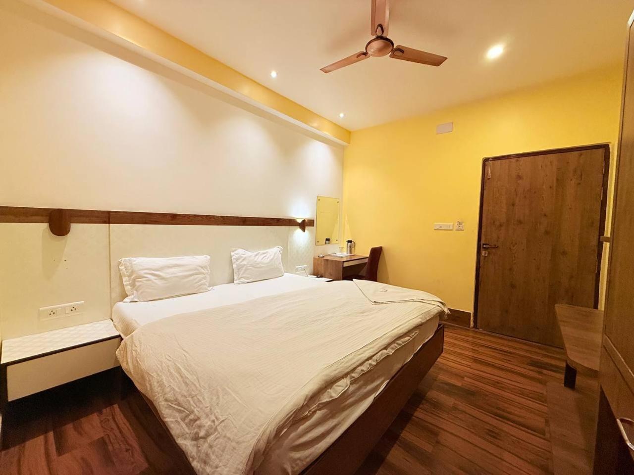 Shivam Hotel Varanasi - Near Kashi Vishwanath Temple With Parking And Lift Esterno foto