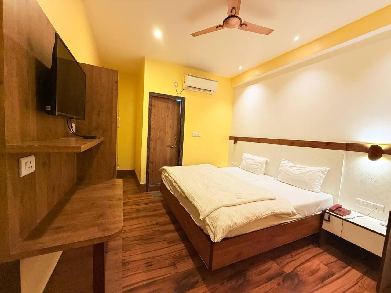 Shivam Hotel Varanasi - Near Kashi Vishwanath Temple With Parking And Lift Esterno foto