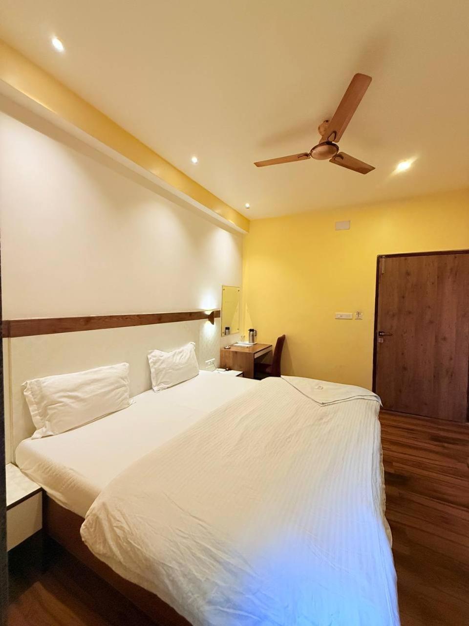 Shivam Hotel Varanasi - Near Kashi Vishwanath Temple With Parking And Lift Esterno foto