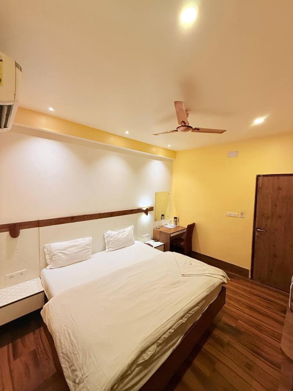 Shivam Hotel Varanasi - Near Kashi Vishwanath Temple With Parking And Lift Esterno foto