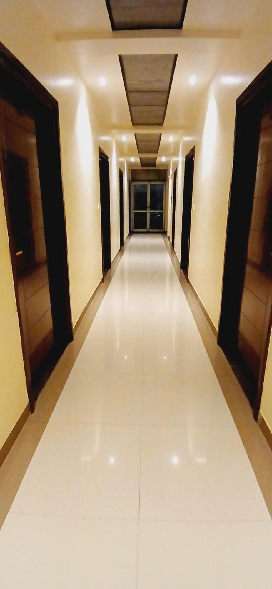 Shivam Hotel Varanasi - Near Kashi Vishwanath Temple With Parking And Lift Esterno foto