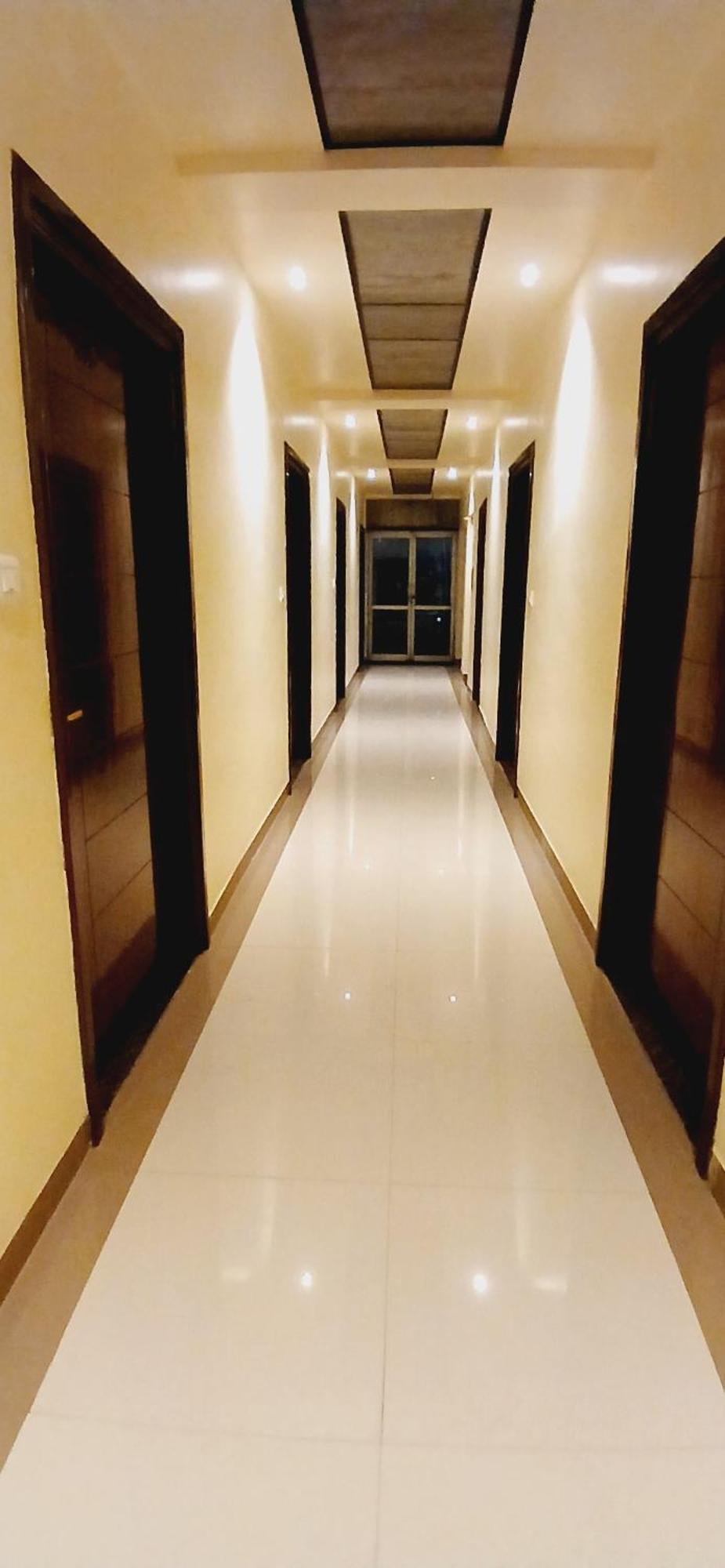 Shivam Hotel Varanasi - Near Kashi Vishwanath Temple With Parking And Lift Esterno foto